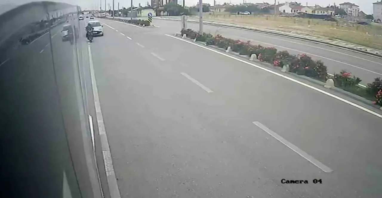 Otomobilin çarptığı elektrikli bisiklet sürücüsü havaya fırladı: O anlar kamerada