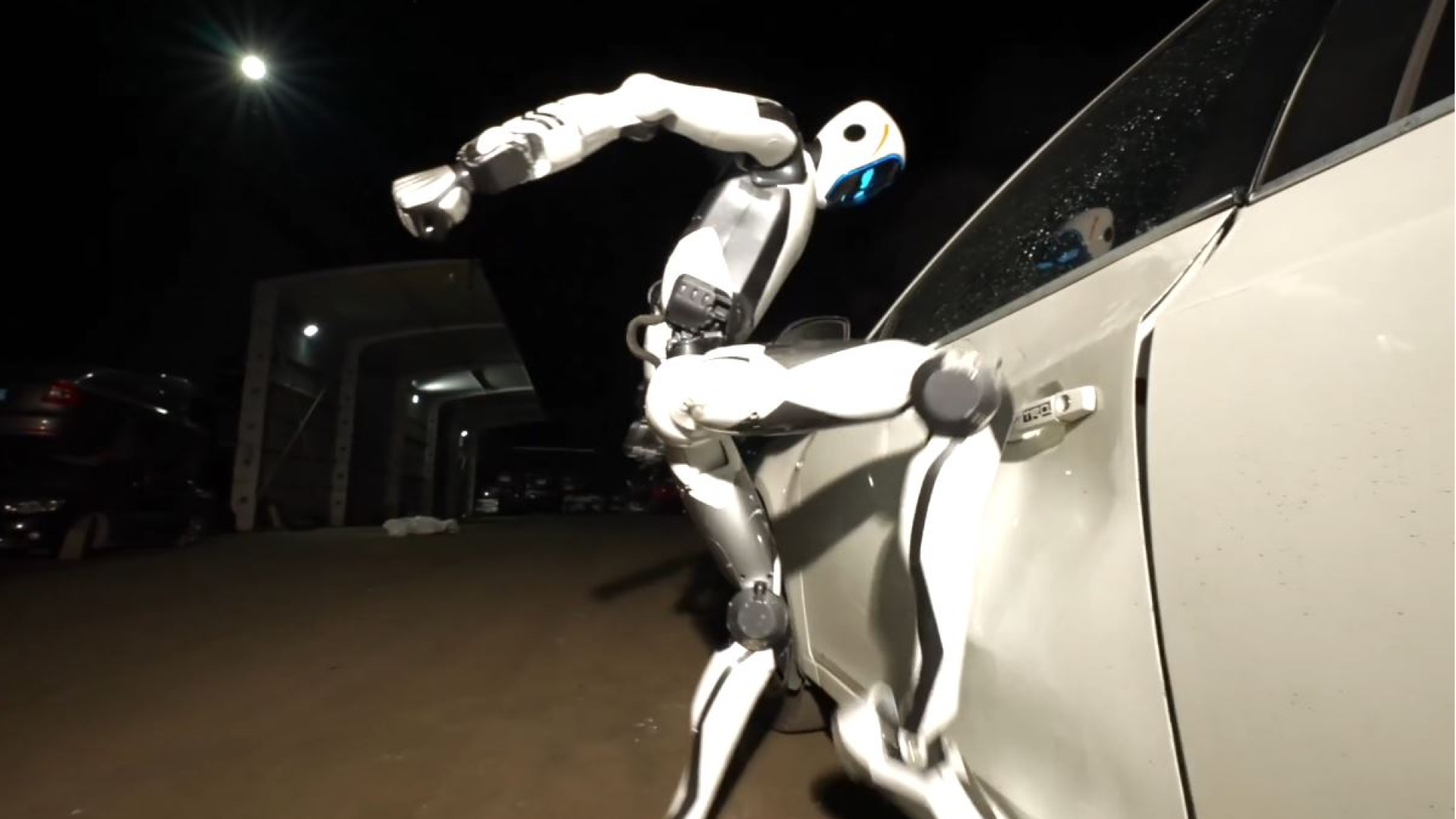 Çinlilerden Kung-Fucu güvenlik robotu