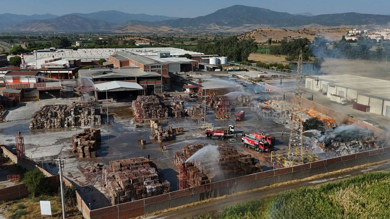 İzmir'de kağıt fabrikasının deposunda yangın çıktı