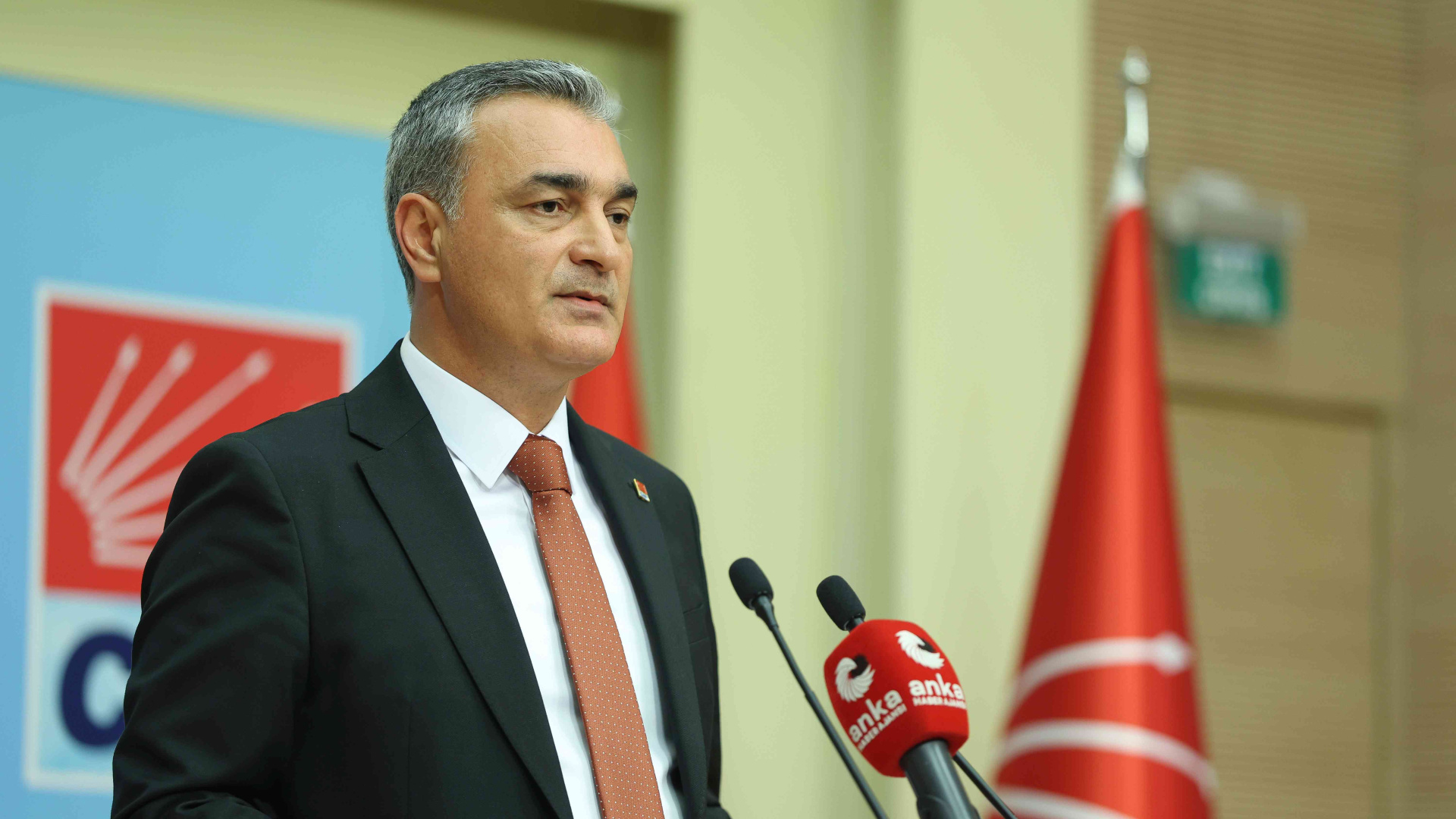 Adalar seçiminin ertelendiğini duyurdu