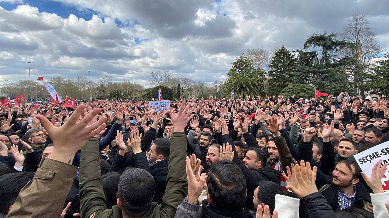 Bu karanlık düzene mecbur değiliz!