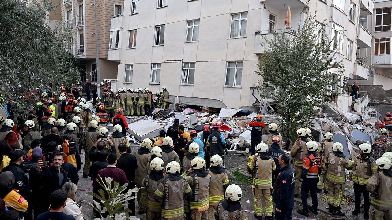 Maltepe'de 7 katlı binanın 3 katı çöktü: Valilik'ten açıklama