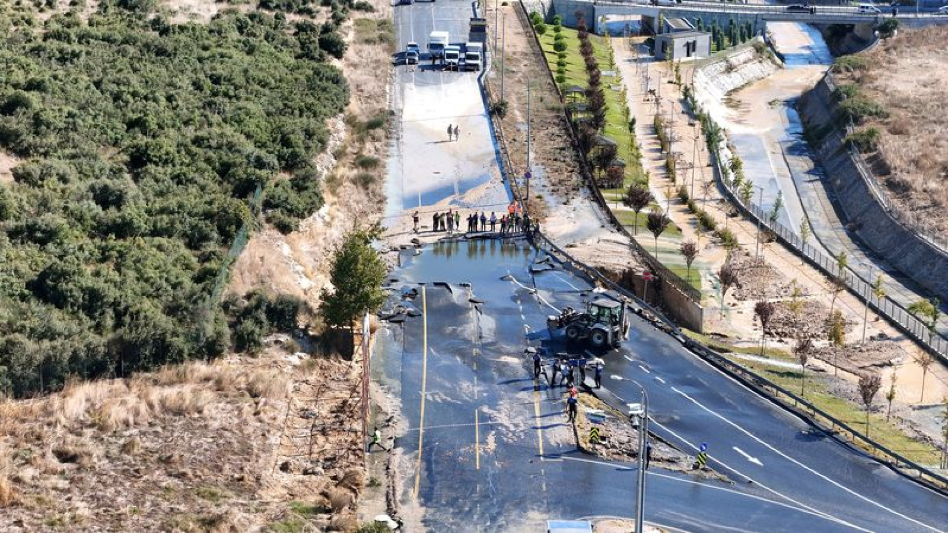 Boru patladı: Caddeyi su bastı, yol çöktü