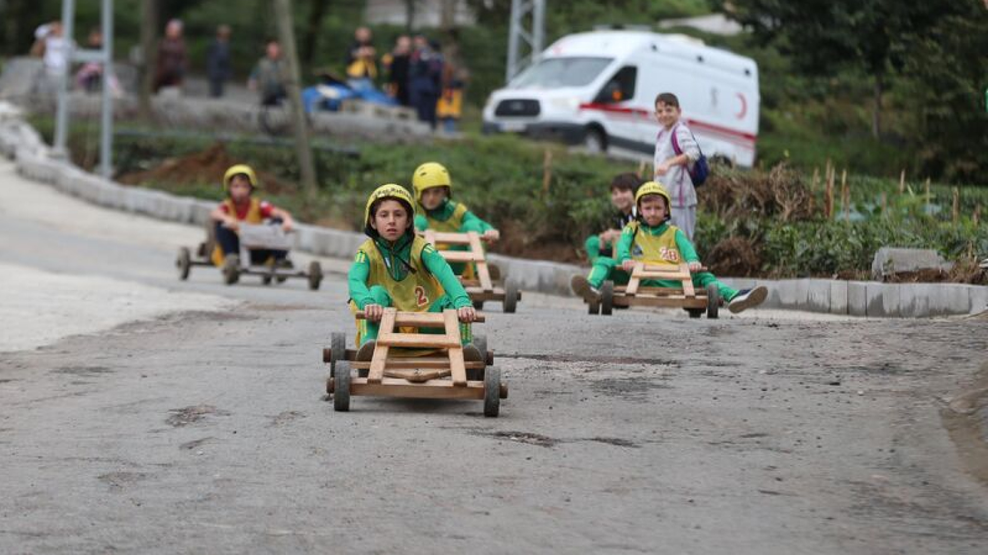 Rize'de tahta arabalarla "Laz Ralli"
