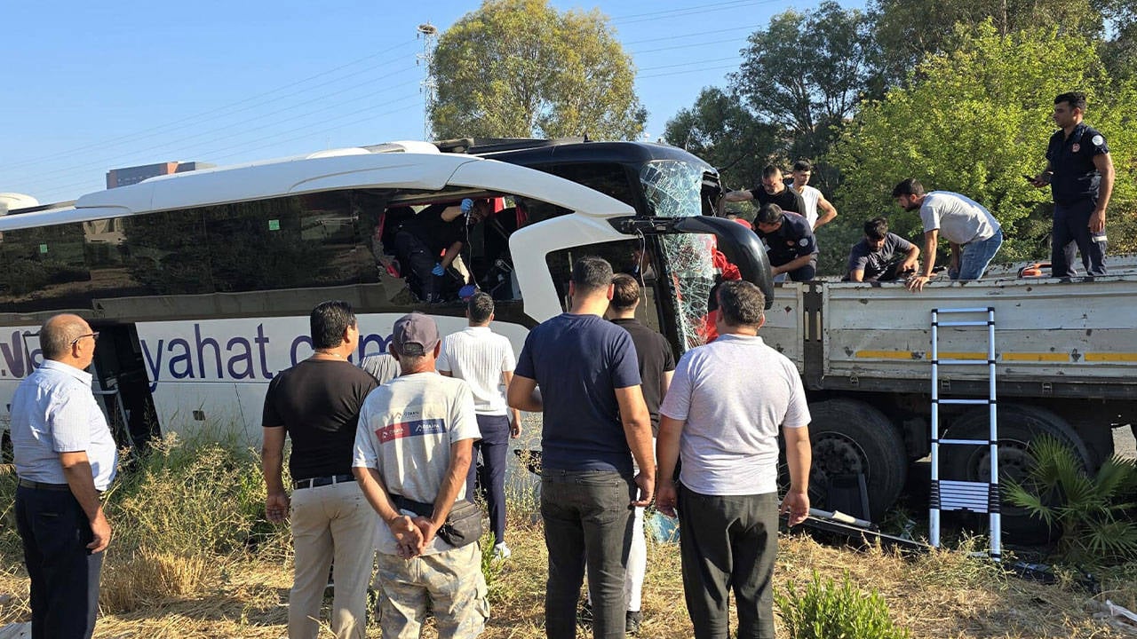 Muğla'da tur otobüsü TIR'a çarptı: 2 ölü, 8 yaralı