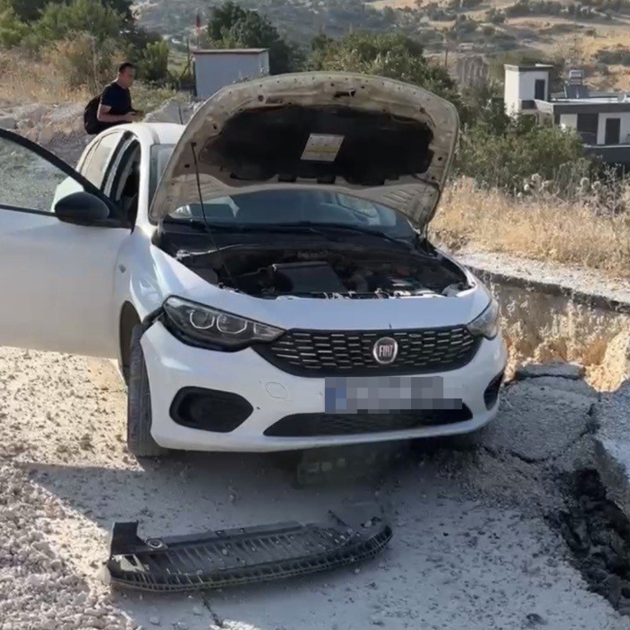 Heyelanda yükselen asfalta çarptı!