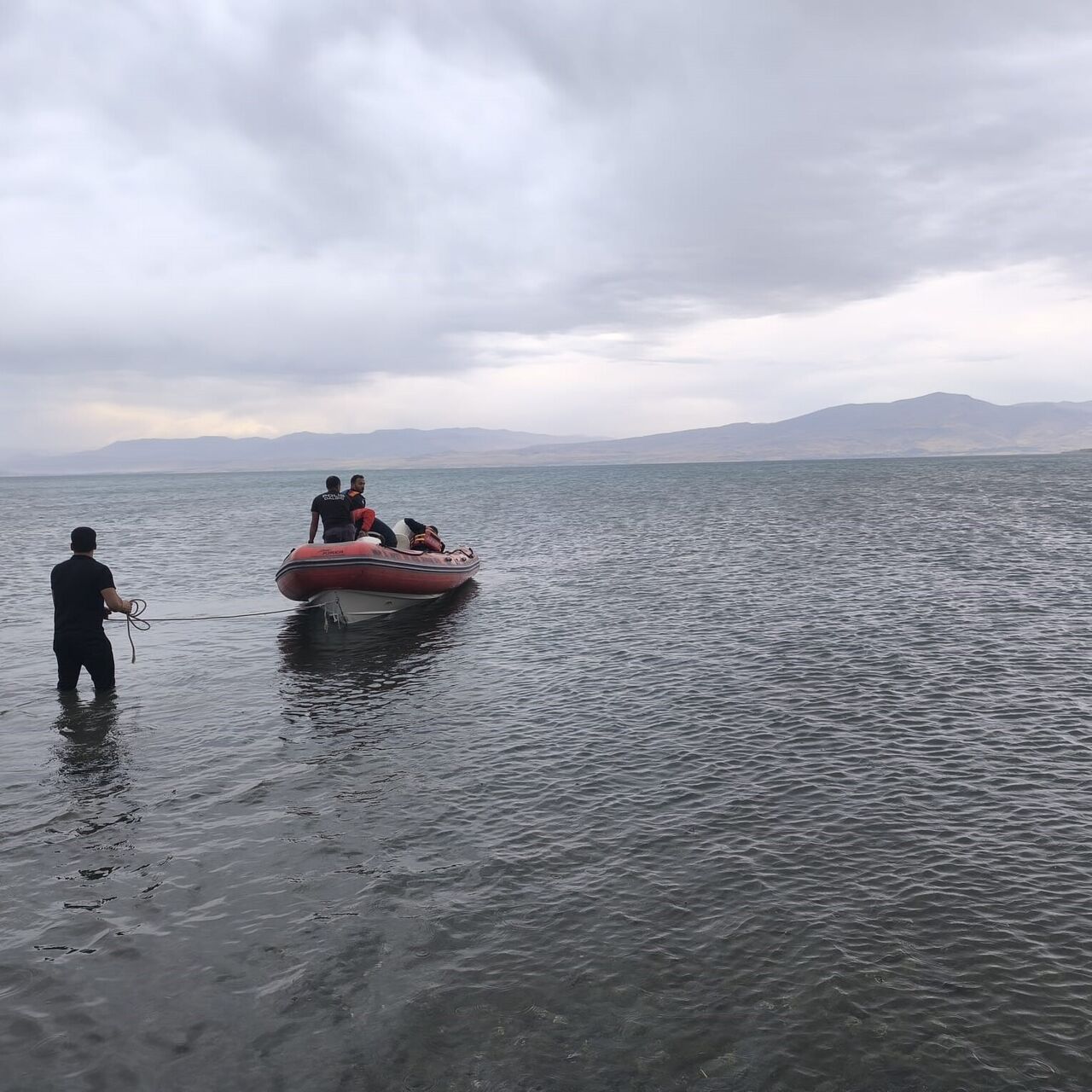 Van Gölü'nde 3 kişi mahsur kaldı