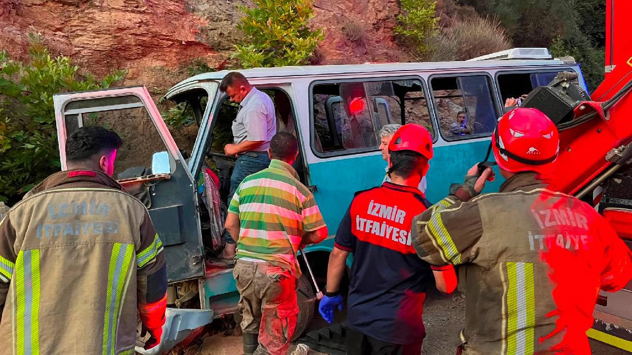 İzmir'de işçileri taşıyan minibüs kayalıklara çarptı: 1 kişi hayatını kaybetti, 8 kişi yaralandı