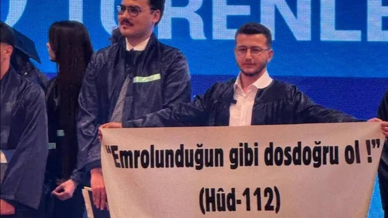 Mezuniyetinde ayetli pankart açmasıyla gündem olan öğrenci Cumhurbaşkanına hakaretten tutuklandı