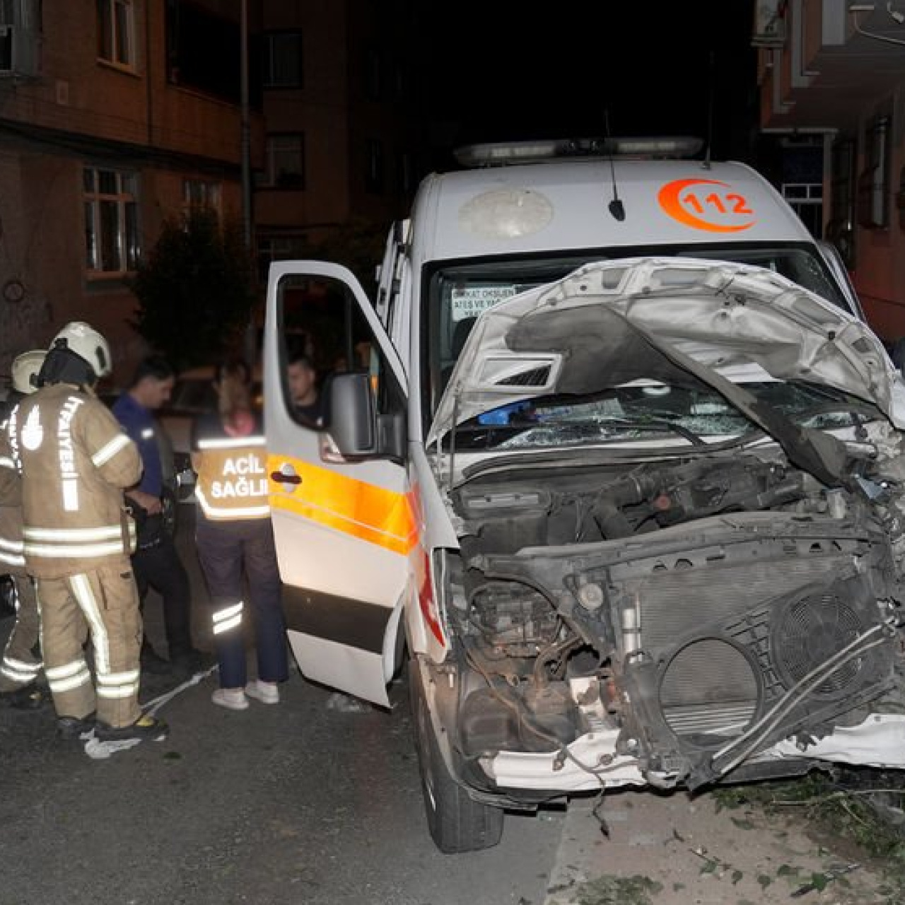 Ambulans ile otomobil çarpıştı: 3 yaralı