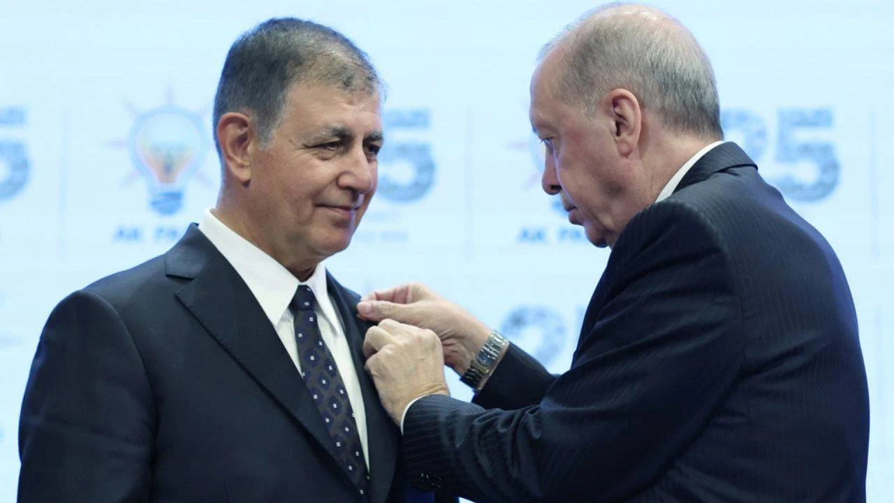 Cemil Tugay’ın AKP’ye geçişinin ardından belediyeden ilk istifalar geldi