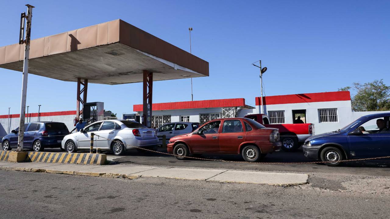 Tunus'ta tanker şoförleri kontak kapattı: Akaryakıt istasyonlarında uzun kuyruklar oluştu