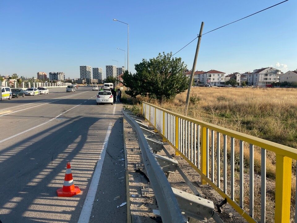 Karaman'da Lastiği patlayan otomobil bariyerlere çarptı: 1 yaralı