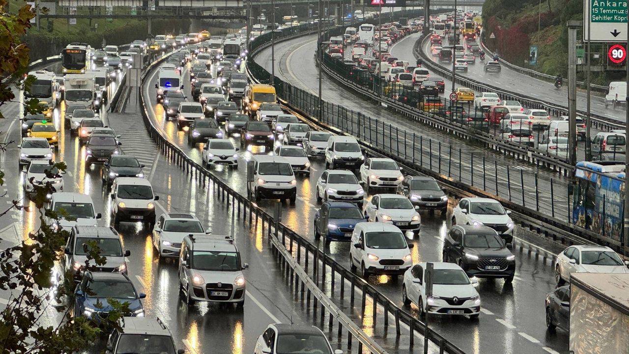 İstanbul’da yağışla birlikte trafik yoğunluğu arttı