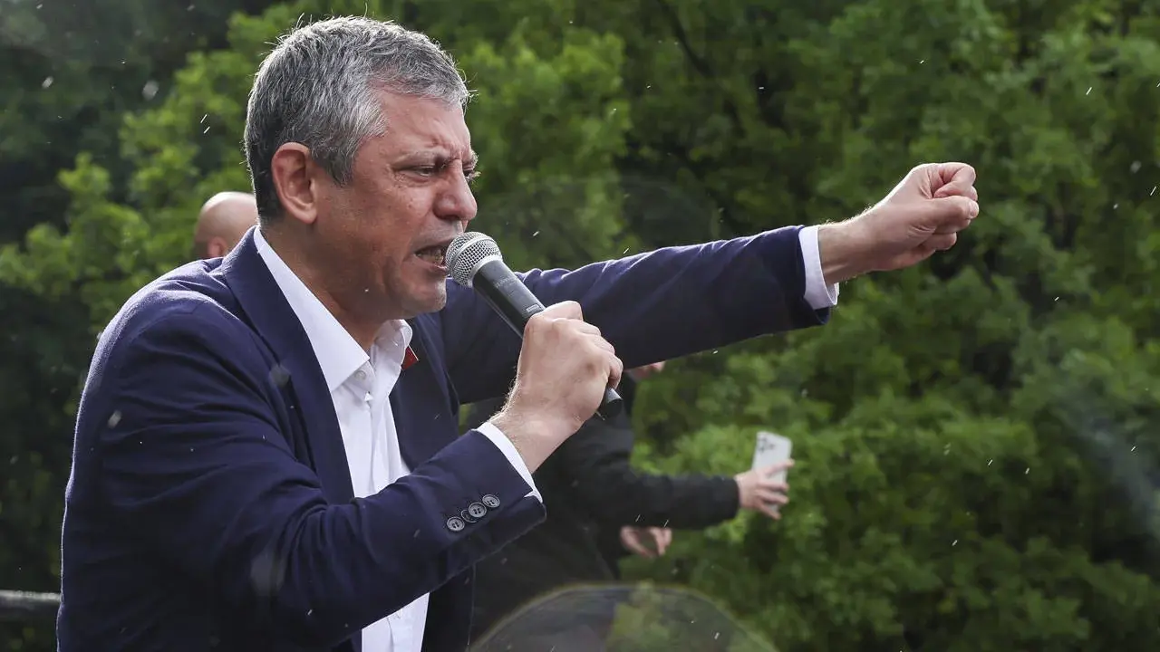 Özgür Özel'den Manisa'daki okul saldırısına ilişkin açıklama: Artık münferit olaylarla izah edilemez