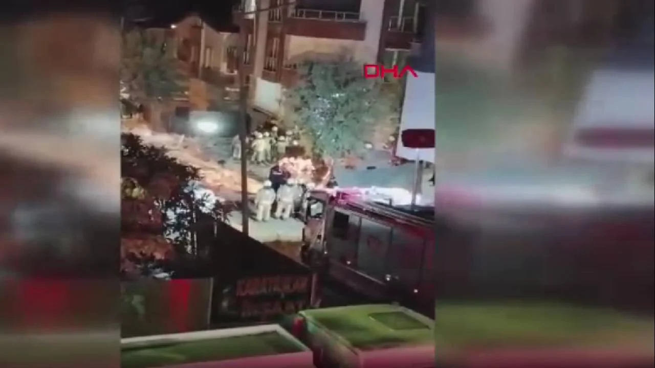 Küçükçekmece'de bina yıkım esnasında çöktü: 2 kişi yaralandı