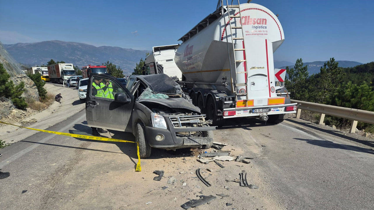 Bolu'da tır ile pikap çarpıştı, 1 kişi öldü, 2 kişi yaralandı