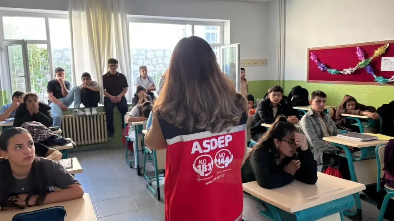 Ermenek'te Öğrencilere Siber Zorbalık ve Bağımlılık Eğitimi