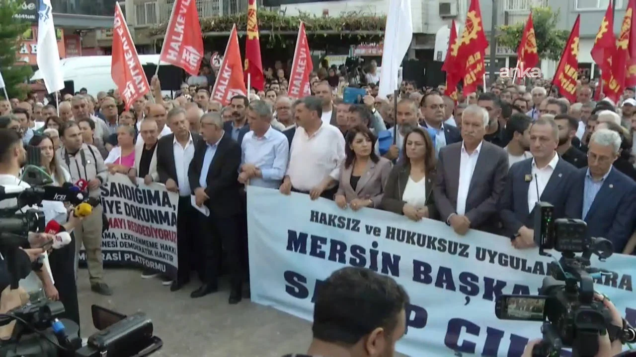 Mersin'de belediye başkanları için eylem: Tutuklu Başkan Seçer'den 'başımız dik' mesajı