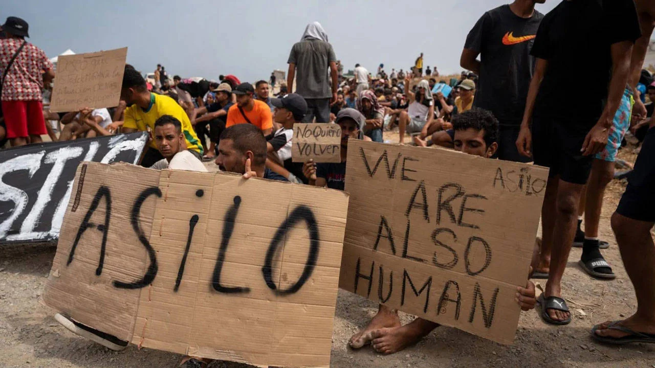 Ceuta'ya ikinci göç dalgası: Yüzlerce göçmenden protesto