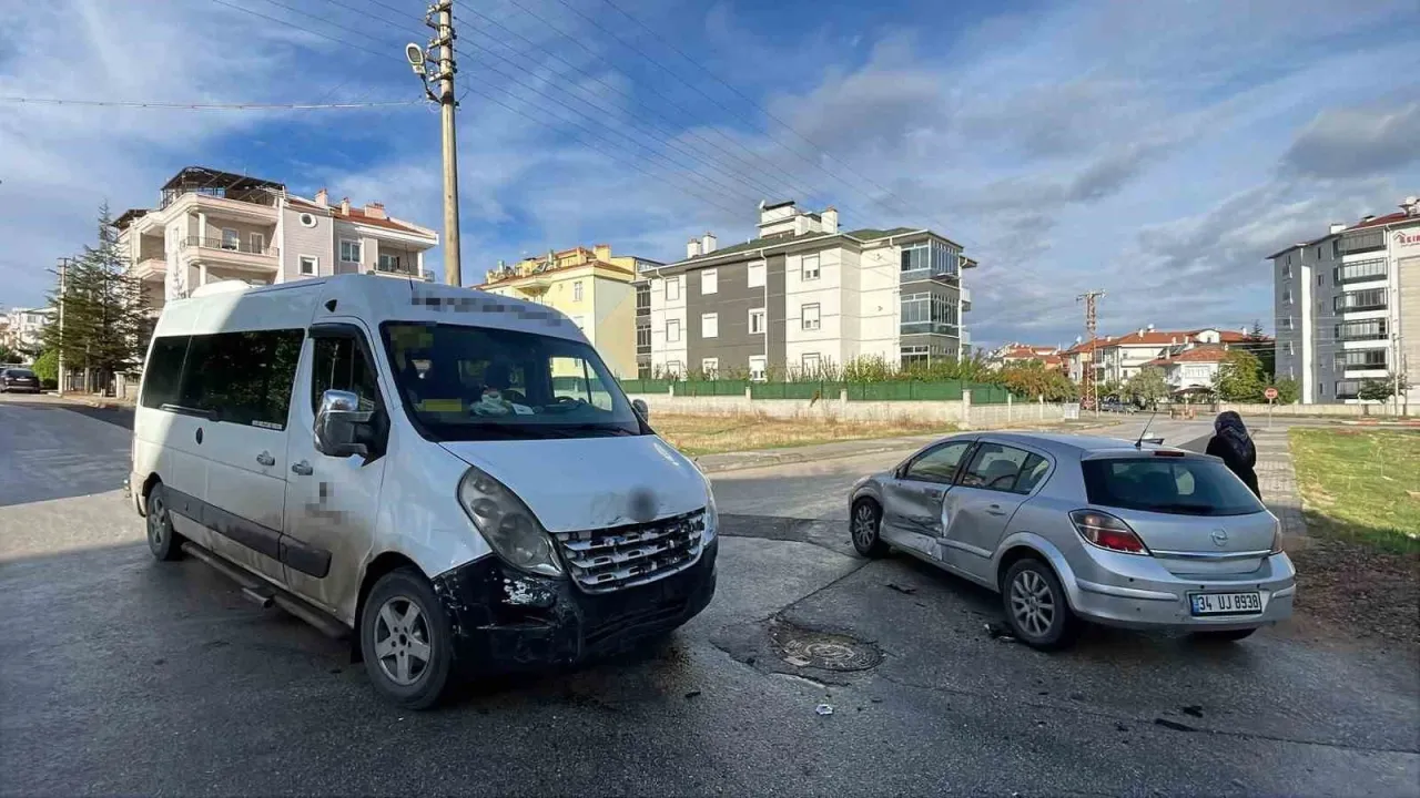 Karaman’da okul servisi ile otomobil çarpıştı: 1 yaralı