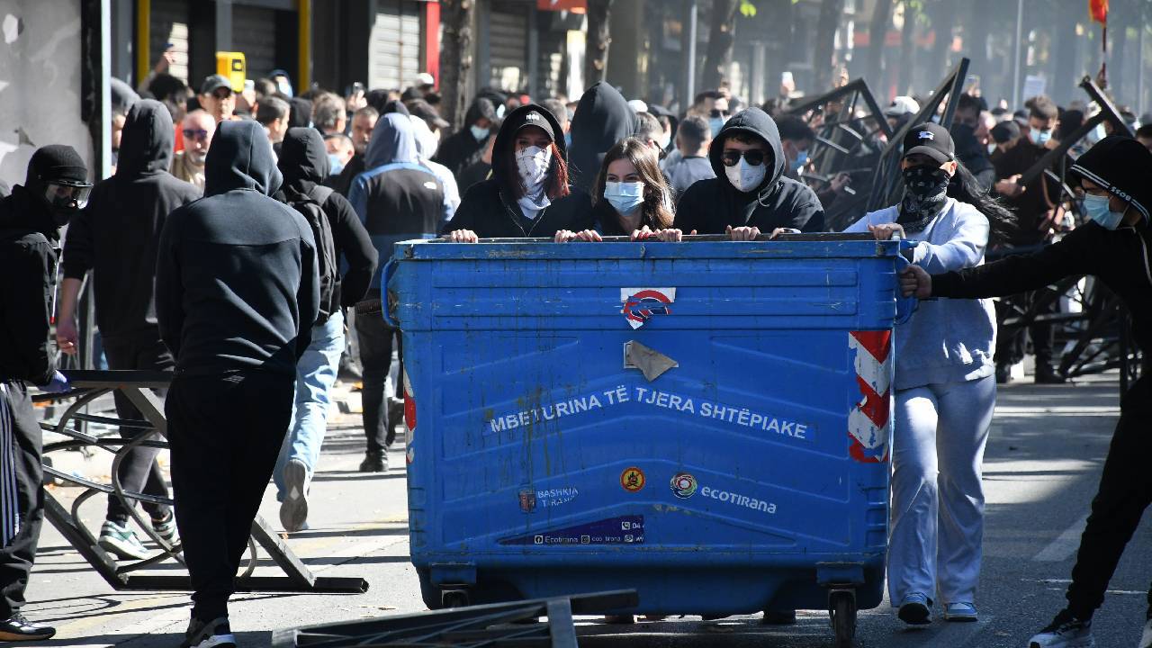 Öğrenci eylemleri Arnavutluk'a sıçradı: Eğitim Bakanlığı binası ateşe verildi