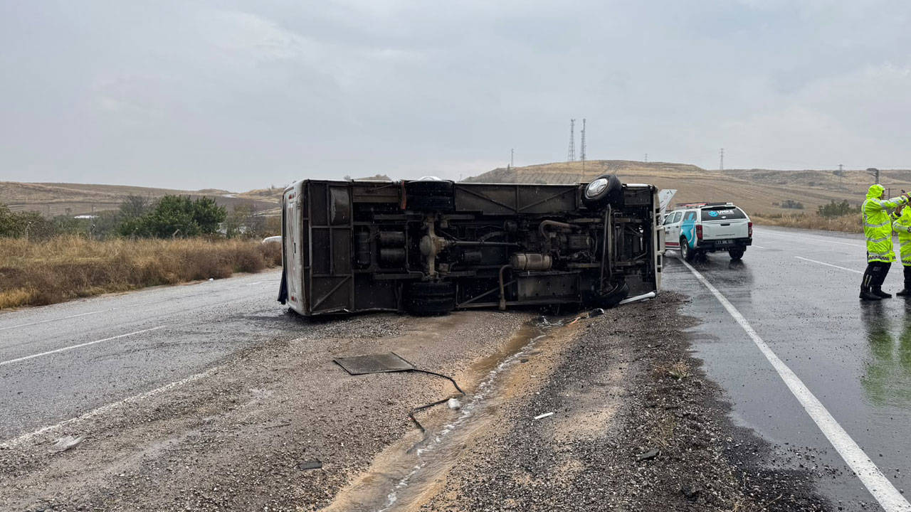 Kırıkkale'de midibüs devrildi: 1'i ağır 15 işçi yaralandı