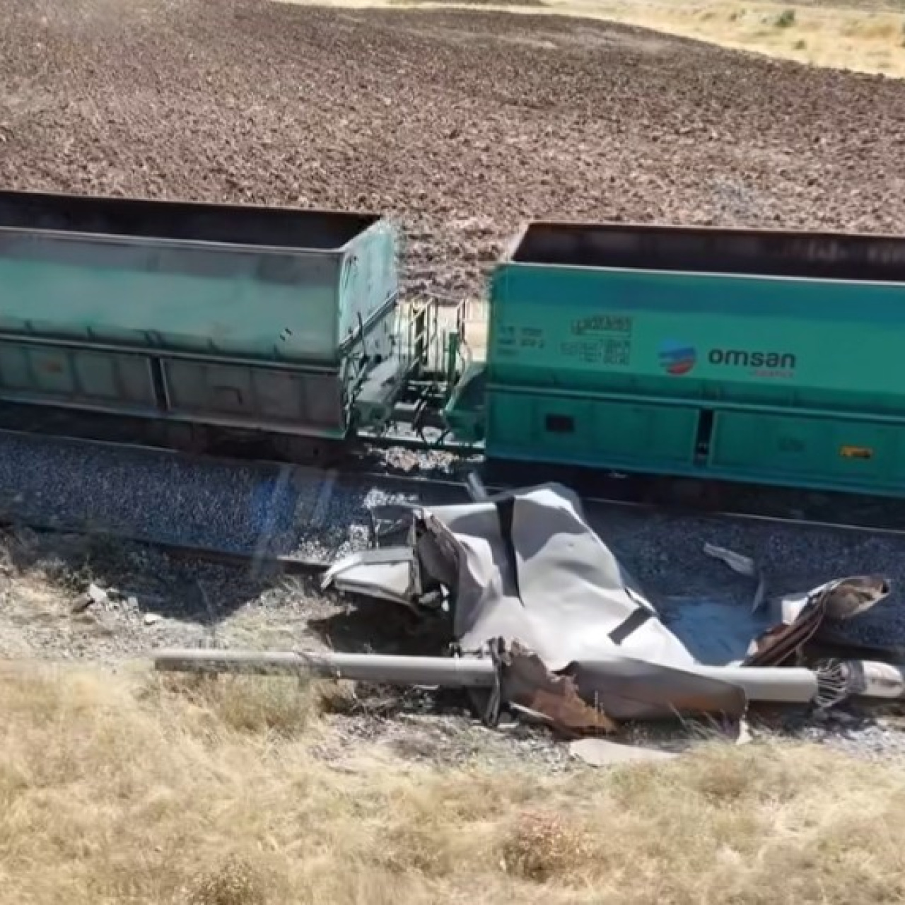 Yük treni kamyona çarptı