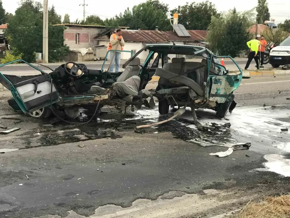 Hafif ticari aracın çarptığı Fiat Tofaş otomobil ikiye bölündü: 2 yaralı