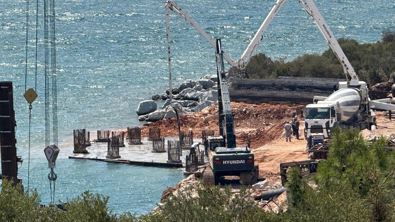 Kıyıkışlacık’ta deniz talanına çevreciler tepki gösterdi: Resmi kurumlardan “izinler mevcut” çıkışı