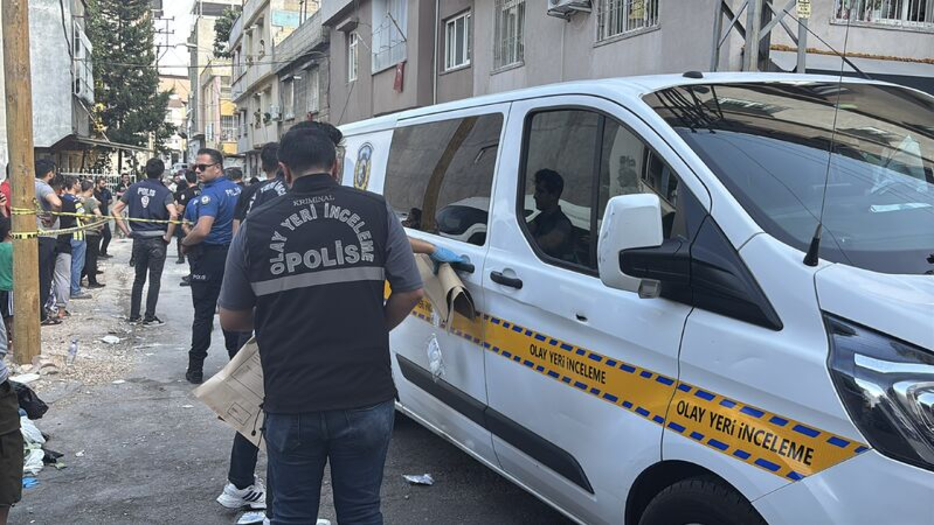 Eşini öldürdü, 3'ü çocuk 4 kişiyi yaraladı