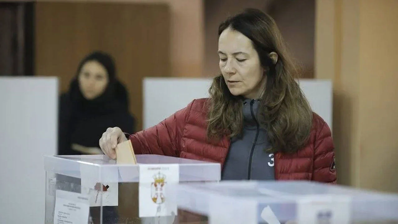 Sırbistan erken seçimde sandık başında