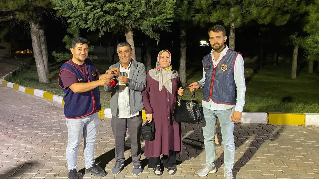 Mola veren ailenin aracındaki altınlarını çalan 4 şüpheli yakaladı