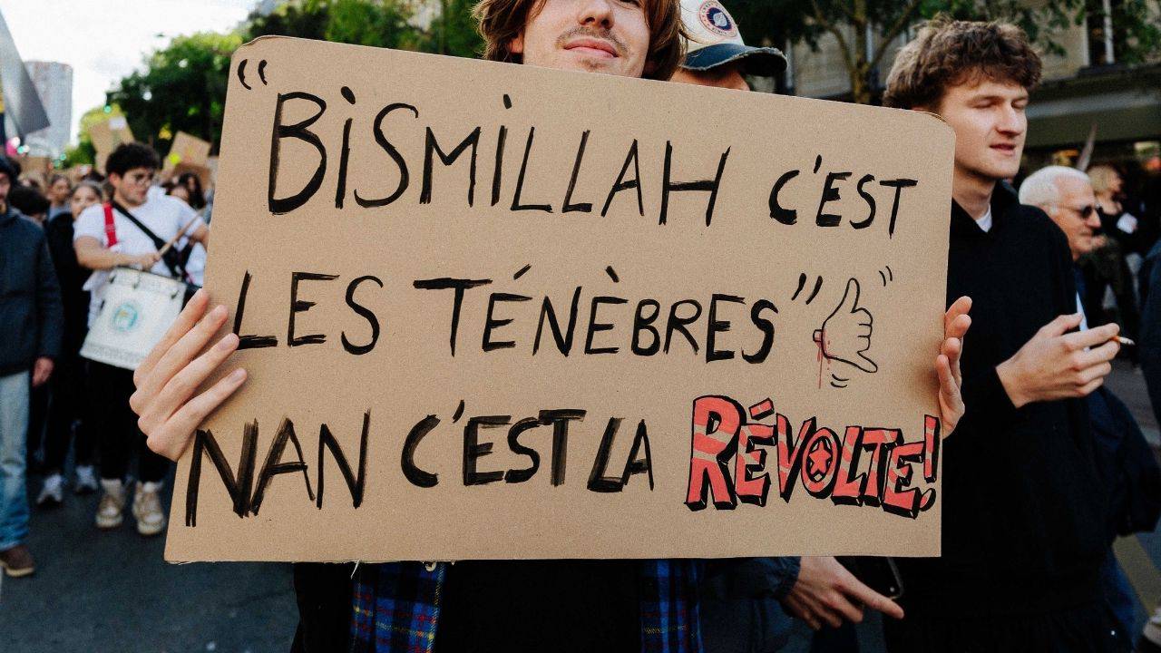 Fransa'daki eylemlerde neden 'Bismillah' yazılı dövizler taşınıyor?
