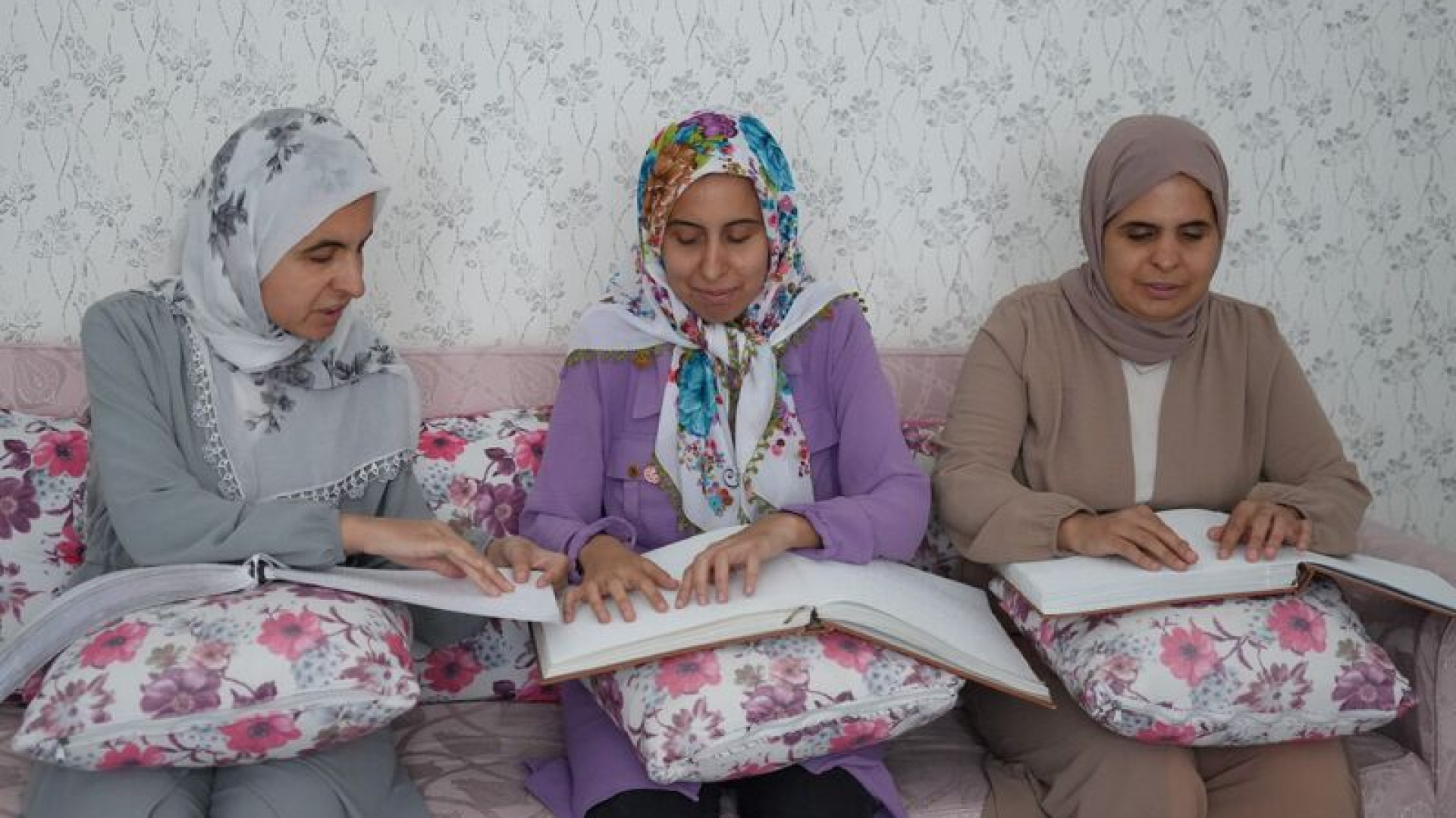 Görme engelli 3 kardeş azimle üniversiteyi kazandı