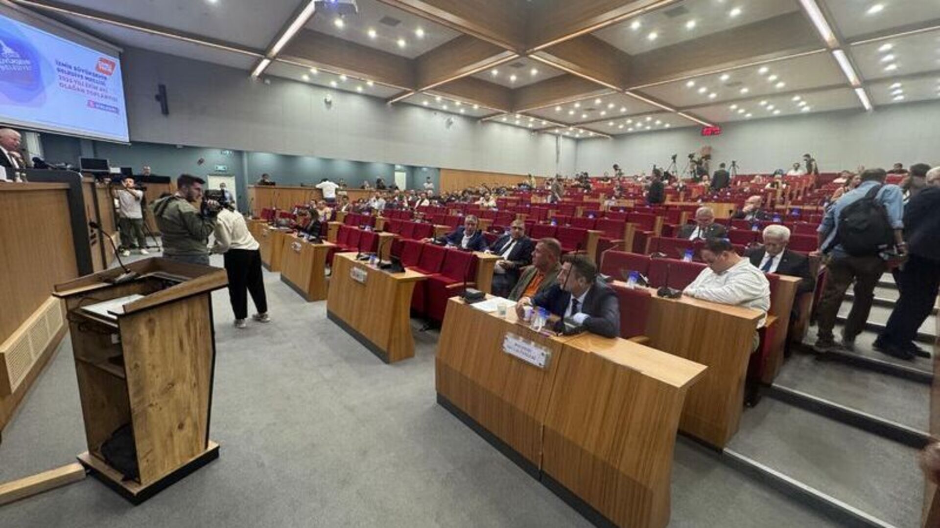 İzmir'de meclis toplanamadı