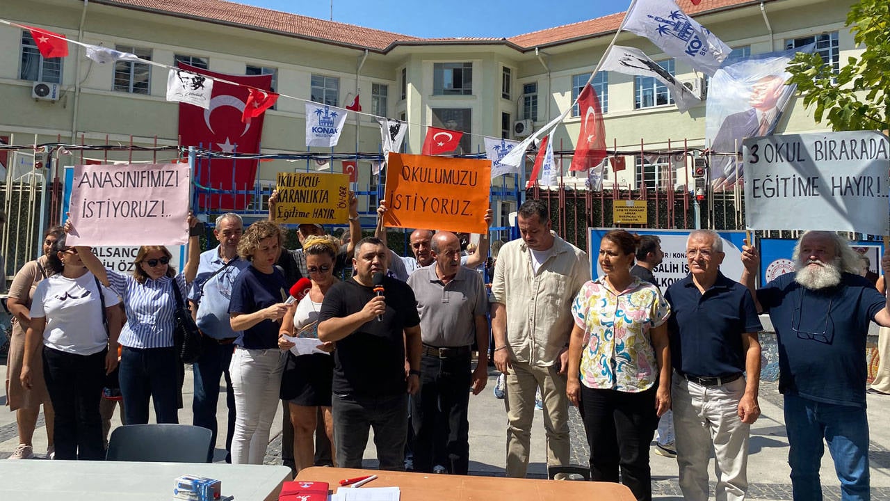 Üç okul tek binada: Veliler imza topladı