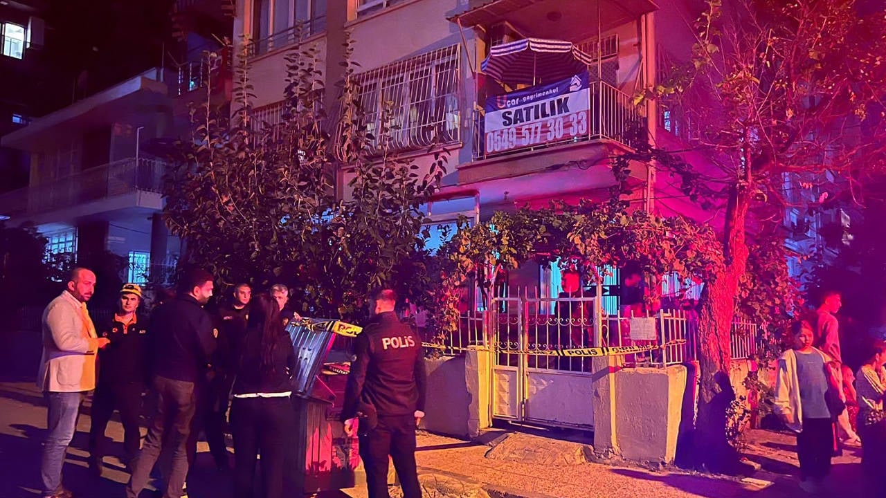 Mersin’de bir binanın zemin katında çökme meydana geldi: 40 kişi tahliye edildi