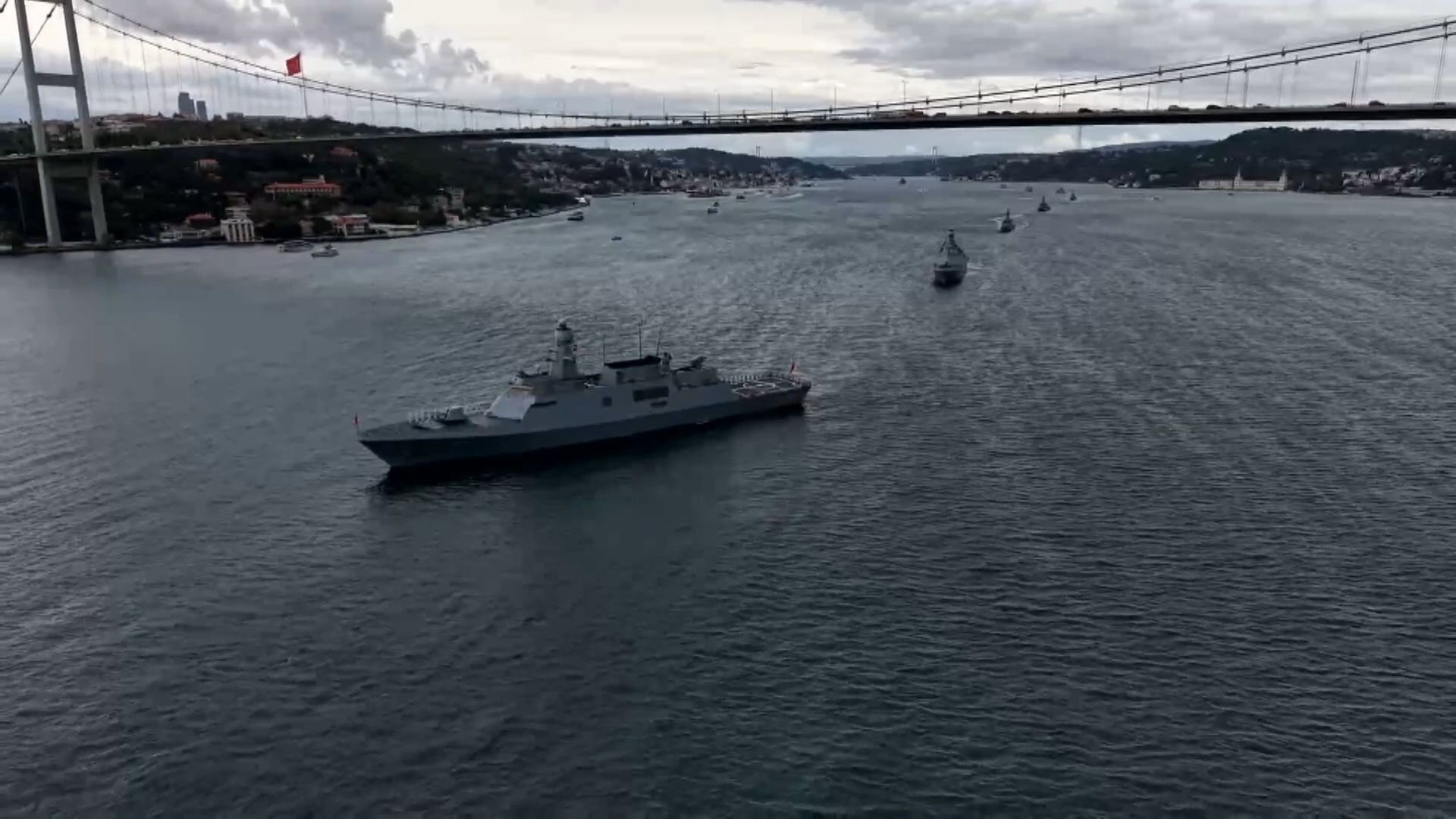 İstanbul Boğazı'nda geçit töreni