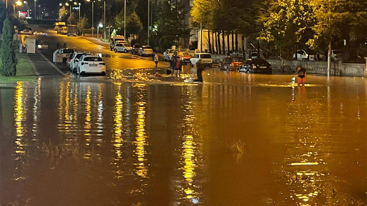 Kayseri’de sağanak sele dönüştü: Yolları su bastı