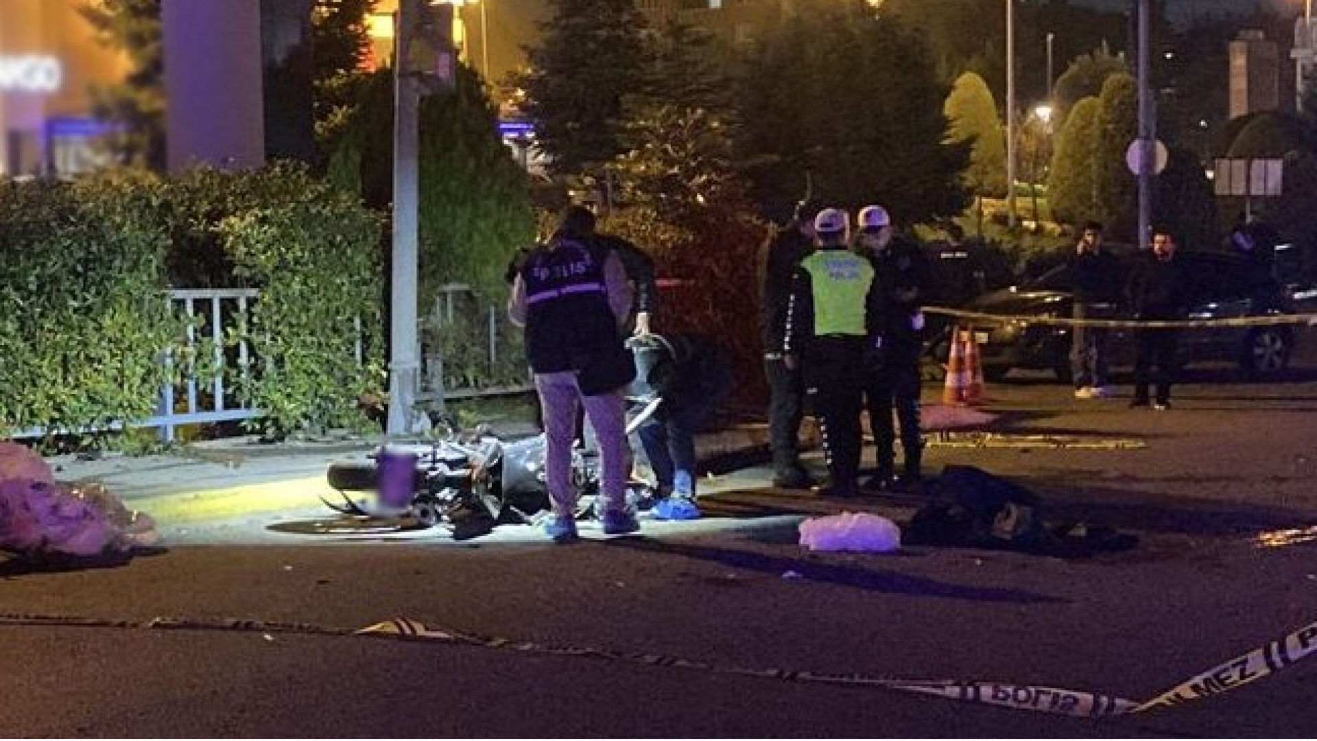 Motosiklet otomobille çarpıştı: 1 ölü, 1 yaralı