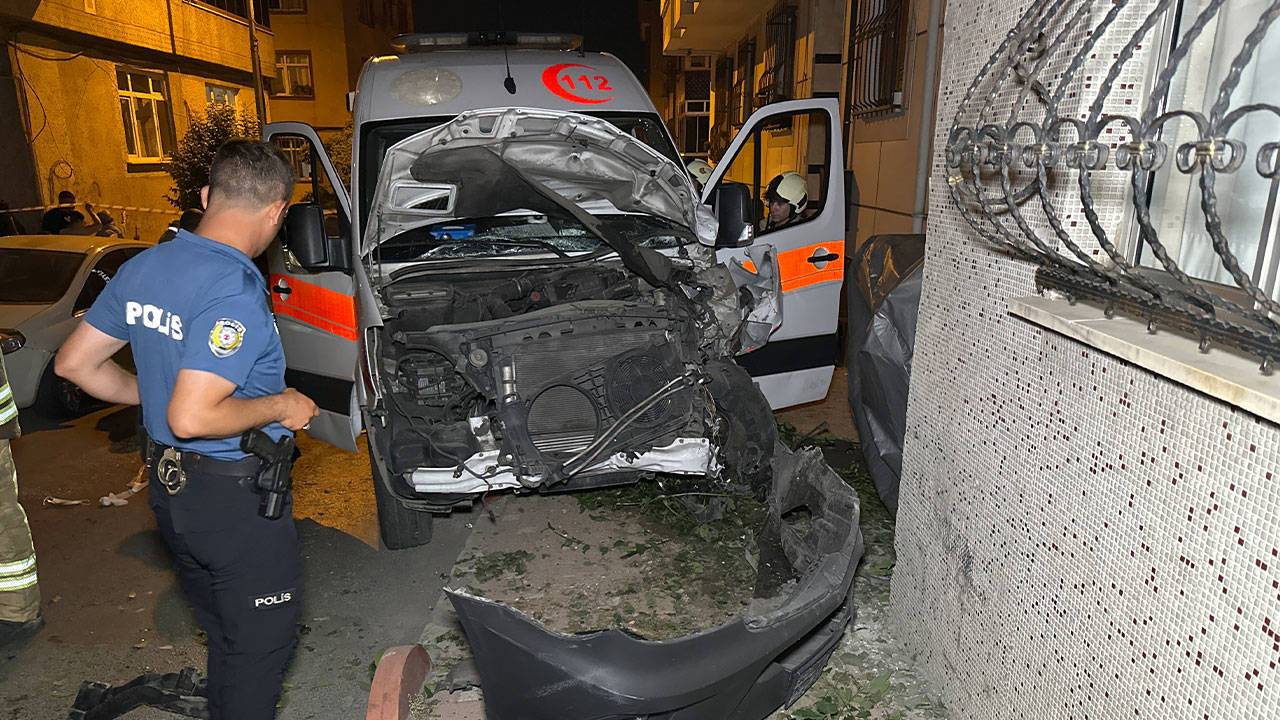 Bayrampaşa’da hasta taşıyan ambulans ile otomobil çarpıştı: 3 yaralı