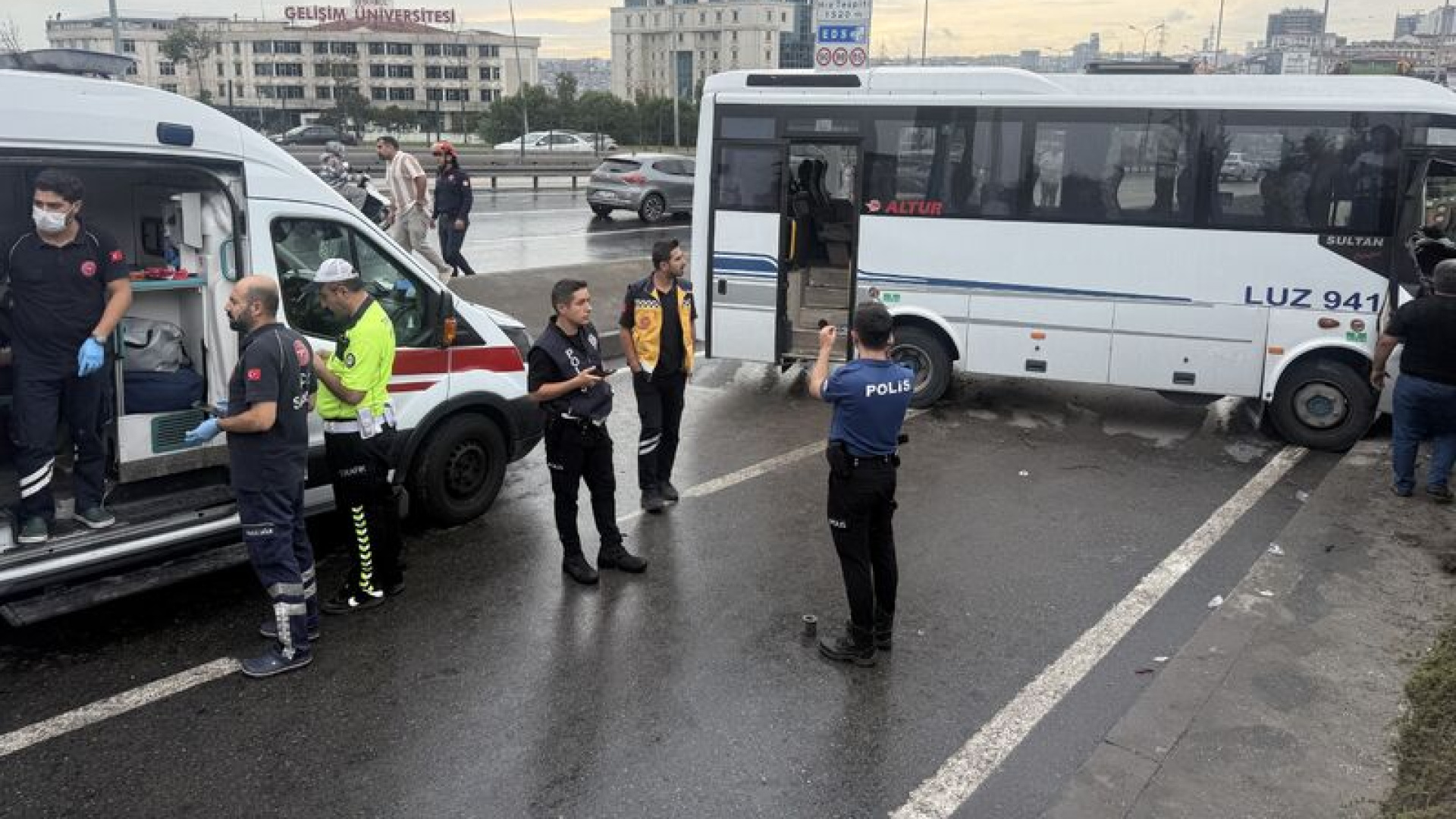 Avcılar’da servis midibüsü kazası