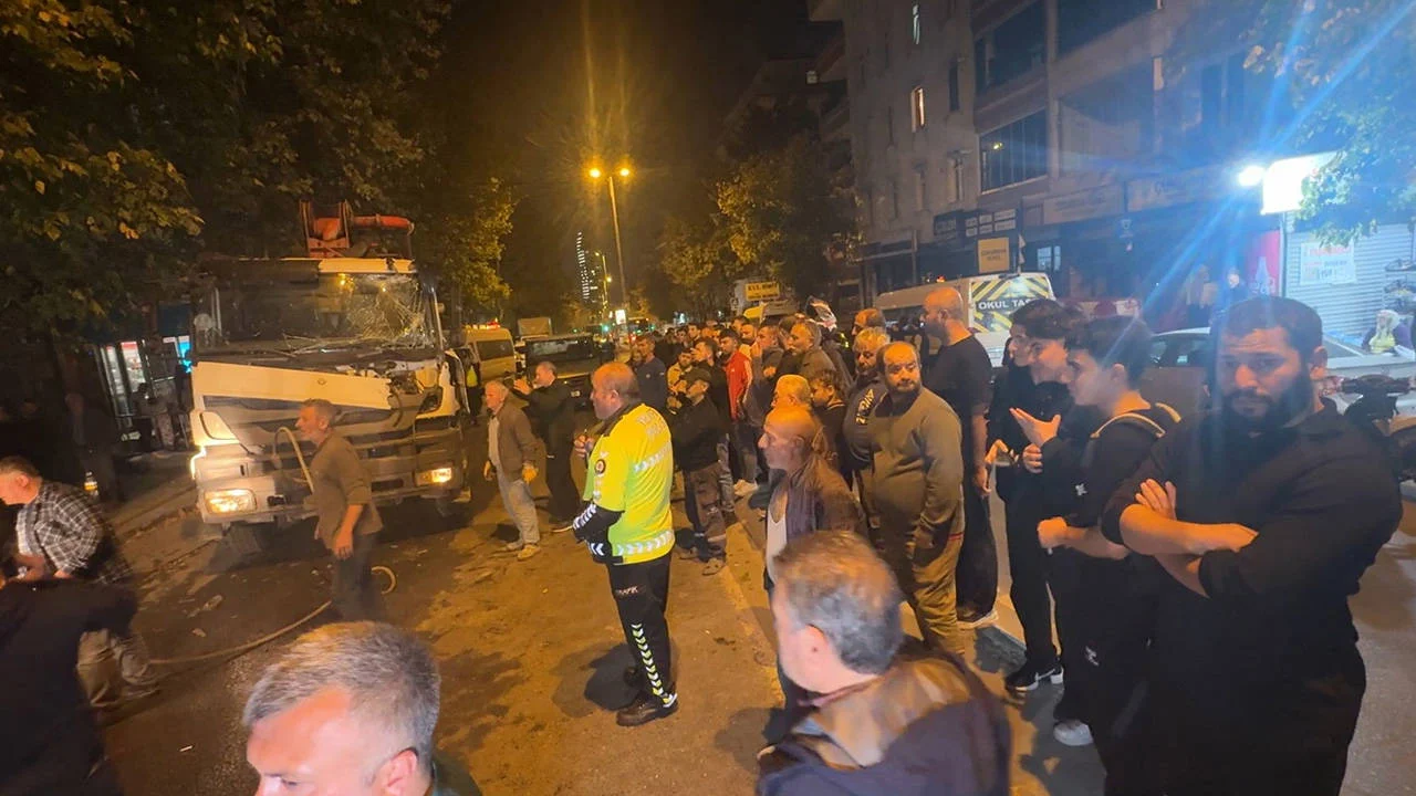 Avcılar’da yokuşta kayan beton pompası park halindeki 7 araca çarptı