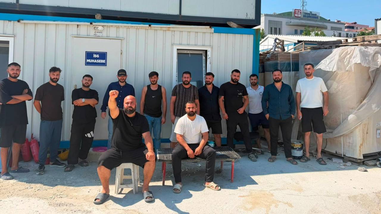 Haklarını arayan işçiler direnişlerinin 7'nci gününde inşaatın çatısına çıktı
