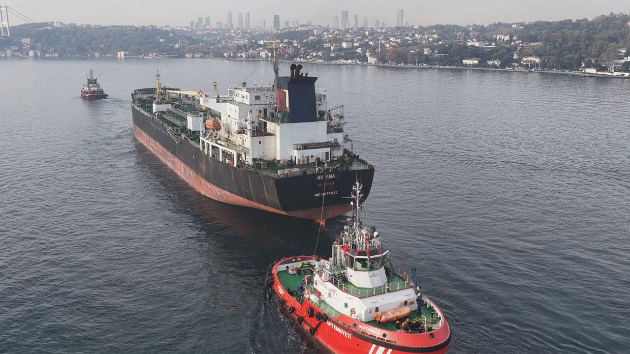 İstanbul Boğazı tanker geçişi nedeniyle gemi trafiğine kapatıldı