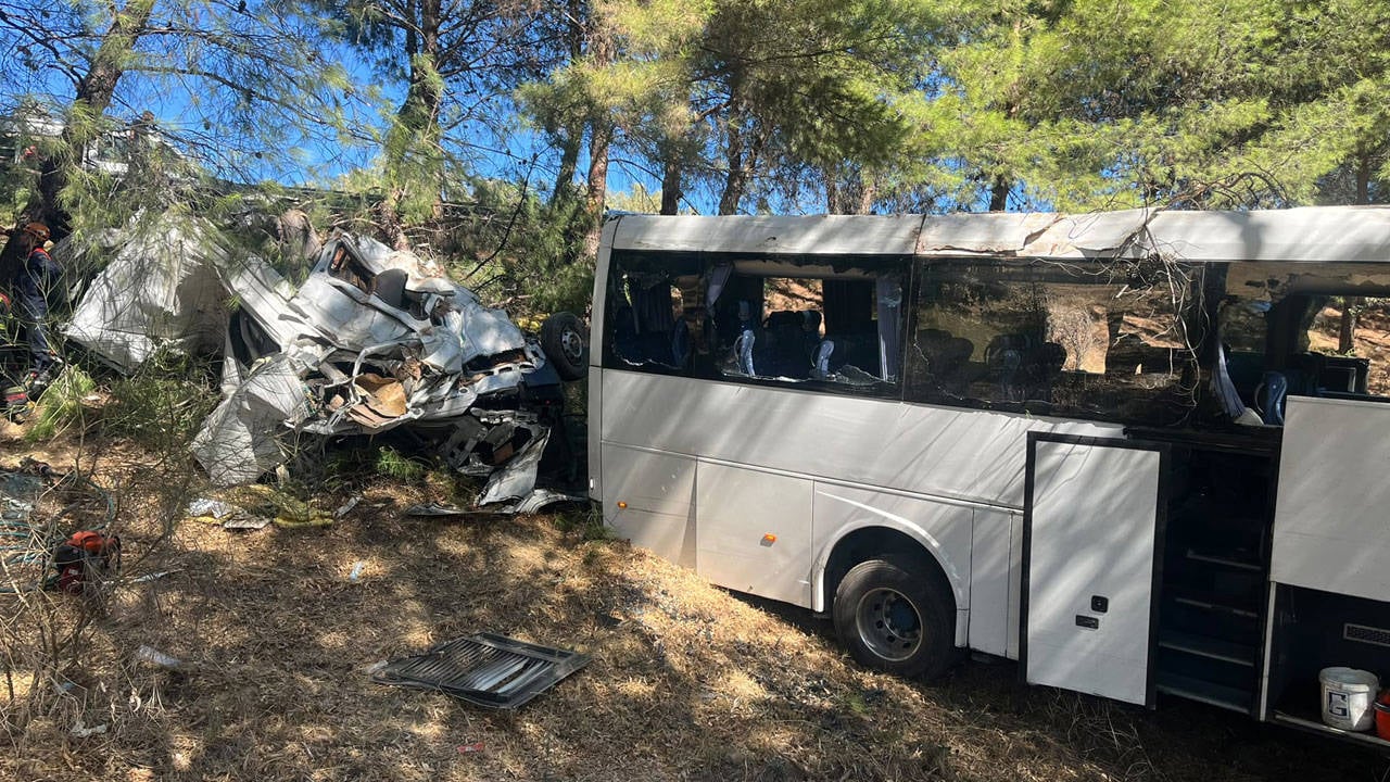 Aydın'da tur otobüsüyle minibüs çarpıştı: 2 kişi öldü, 9 kişi yaralandı