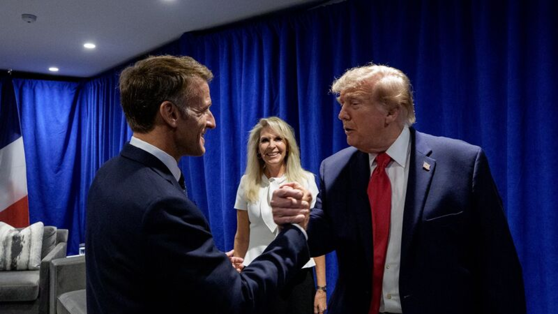 Macron ve Trump'tan samimi poz