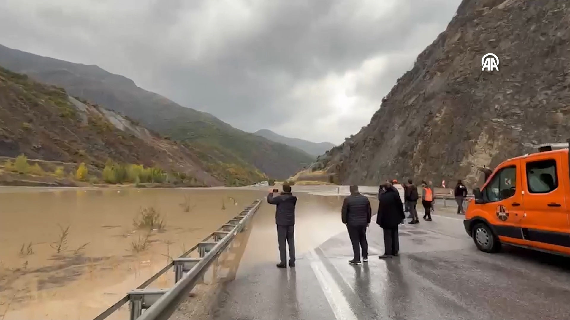 Erzincan-Erzurum kara yolunda heyelan