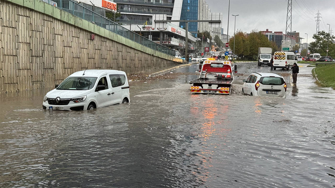 İstanbul'da sağanak etkili oldu: Birçok ilçede su baskınları yaşandı